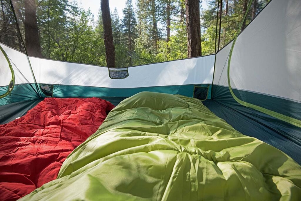 Túi ngủ là vật dụng không thể thiếu khi đi cắm trại