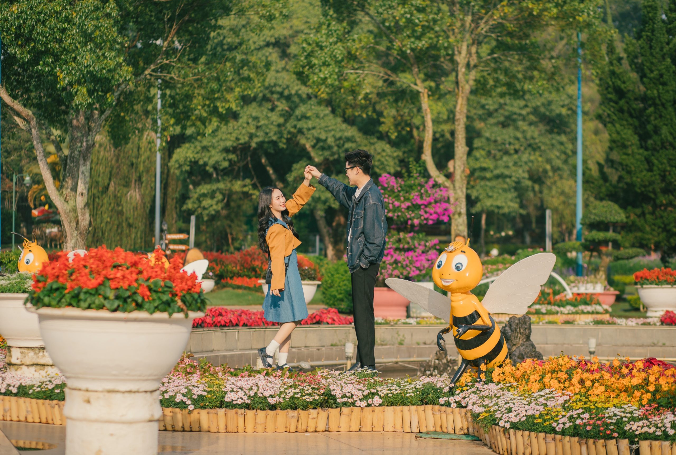 chụp ảnh couple tại vườn hoa thành phố
