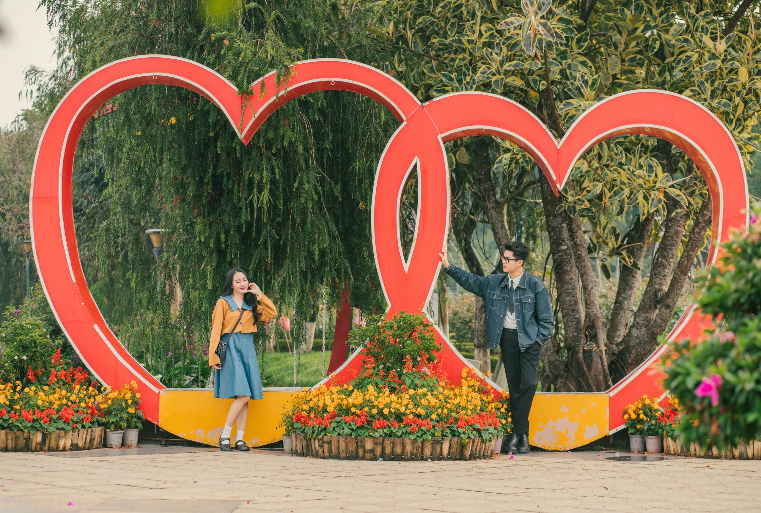 chụp ảnh couple tại vườn hoa thành phố đà lạt