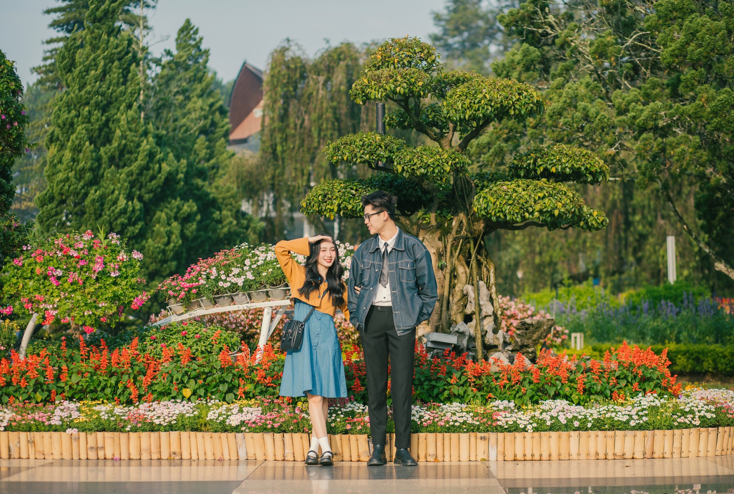 chụp ảnh cặp đôi tại vườn hoa thành phố
