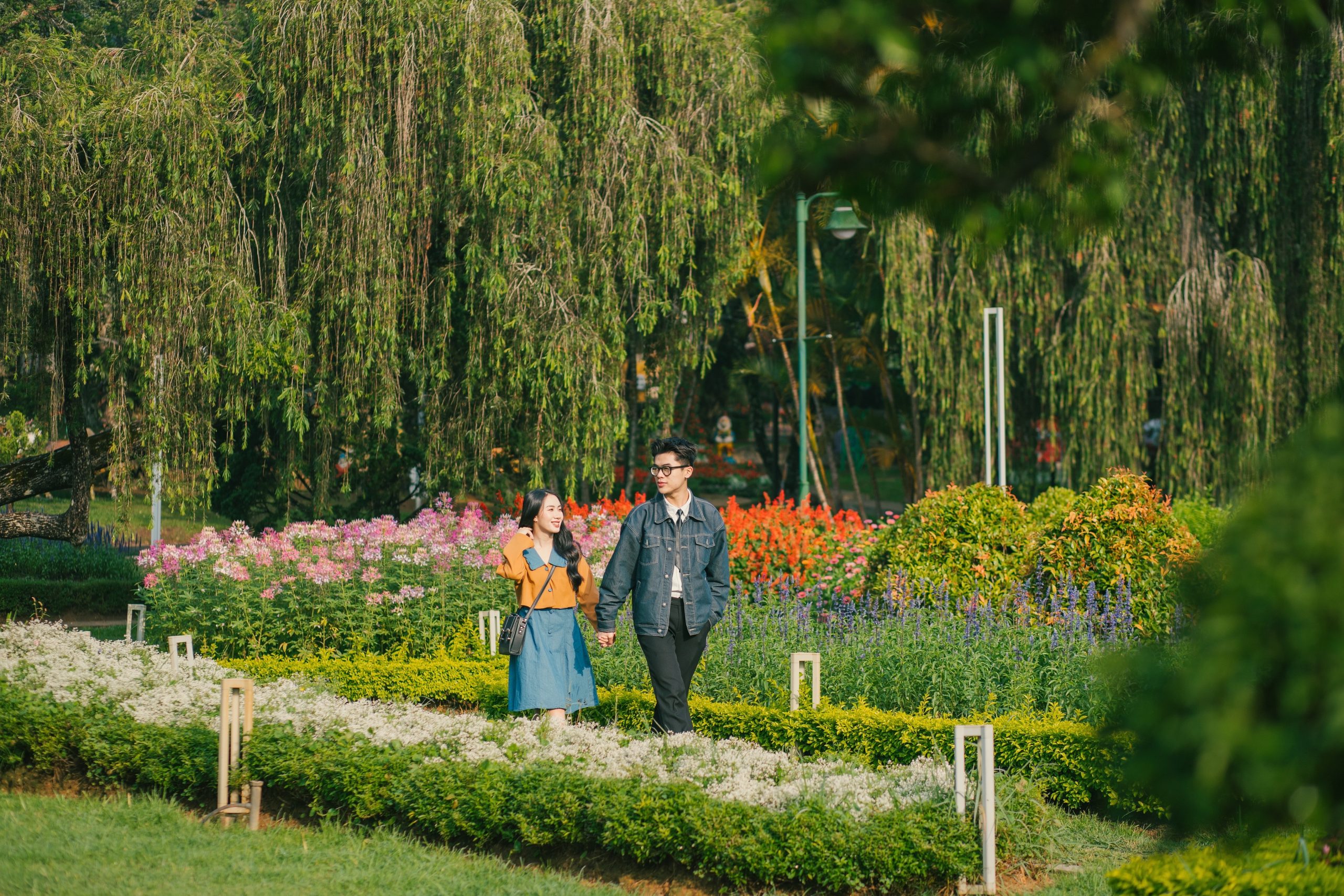 chụp ảnh cặp đôi tại vườn hoa thành phố