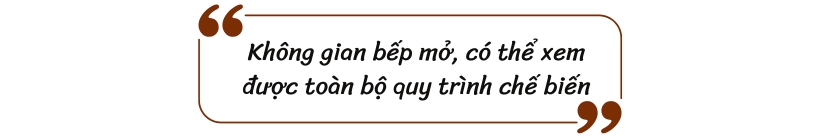 Không gian bếp mở, có thể xem được toàn bộ quy trình chế biến