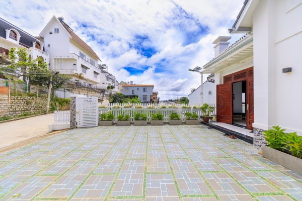 khoảng sân vườn trước villa