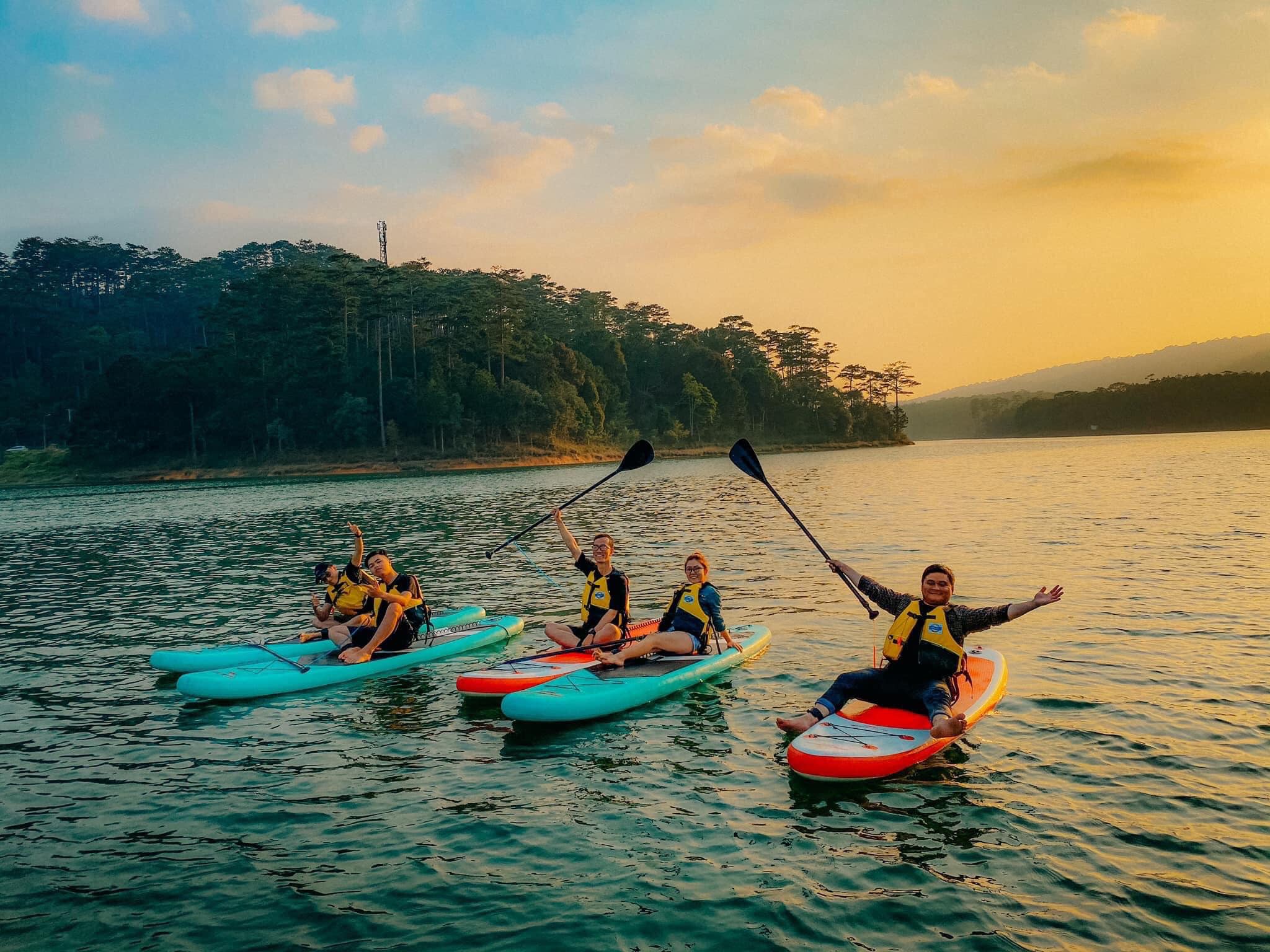 trải nghiệm chèo SUP ngắm hoàng hôn trên hồ tuyền lâm