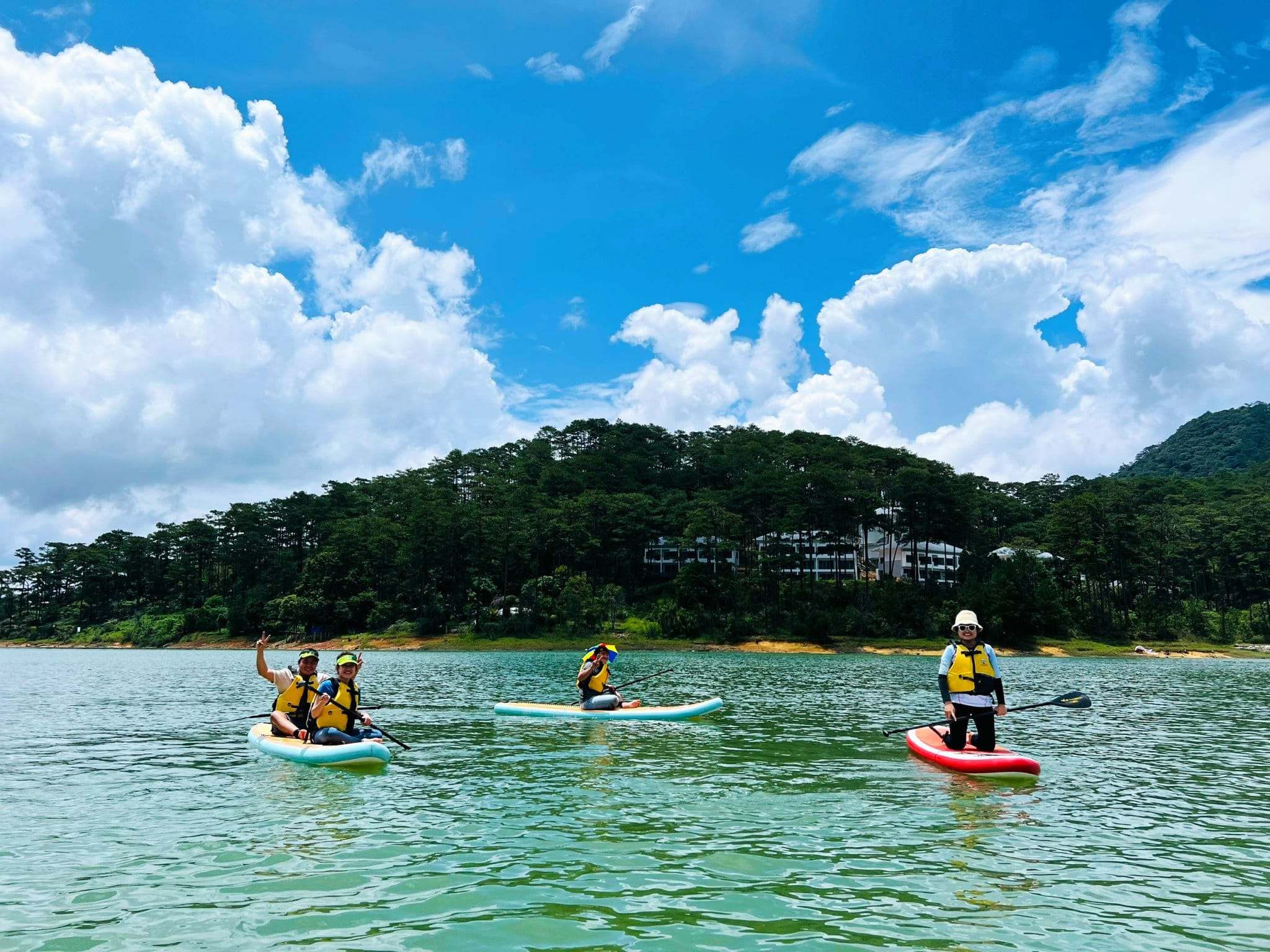 chèo sup hồ tuyền lâm