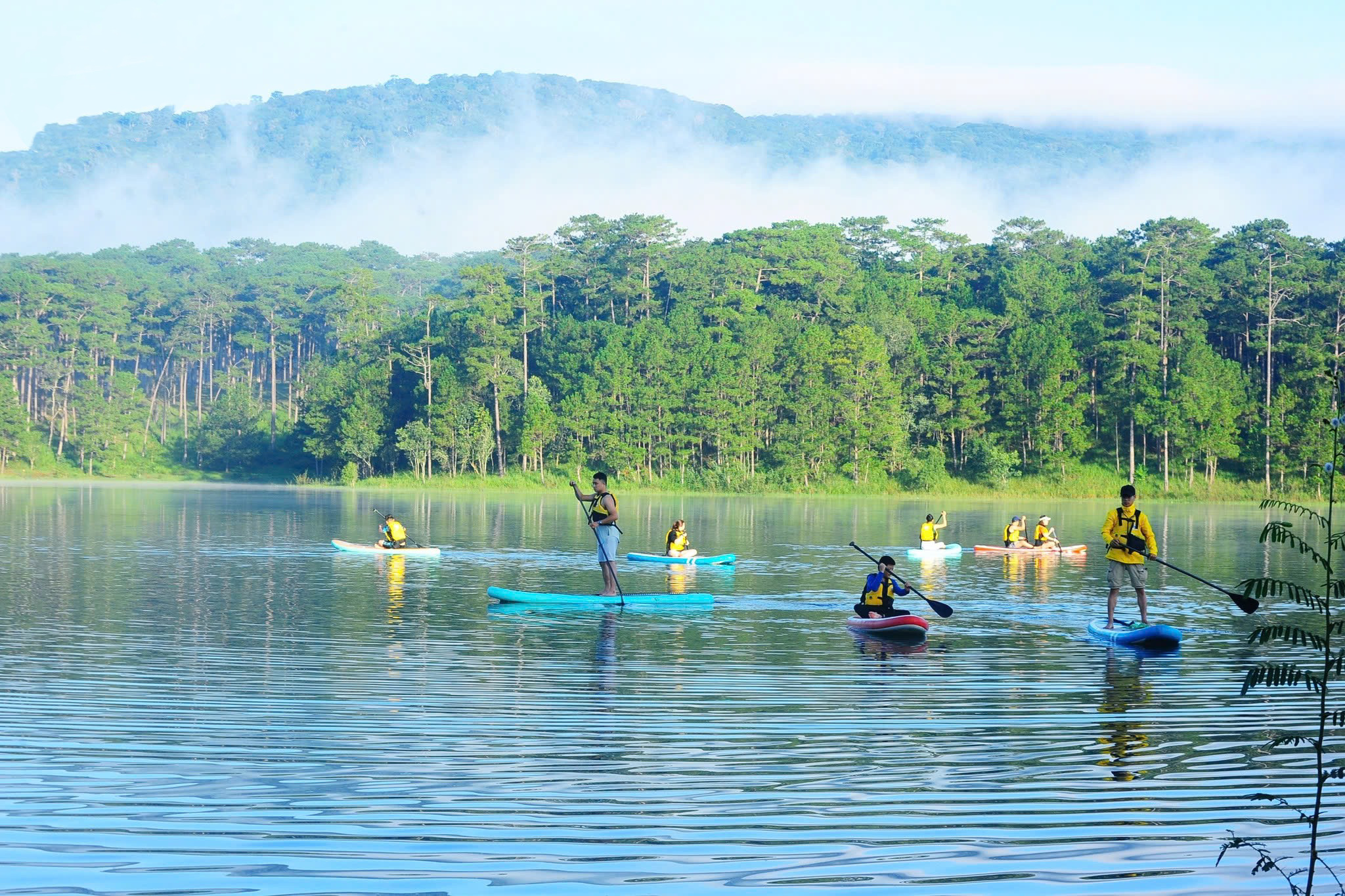 chèo SUP trên hồ tuyền lâm