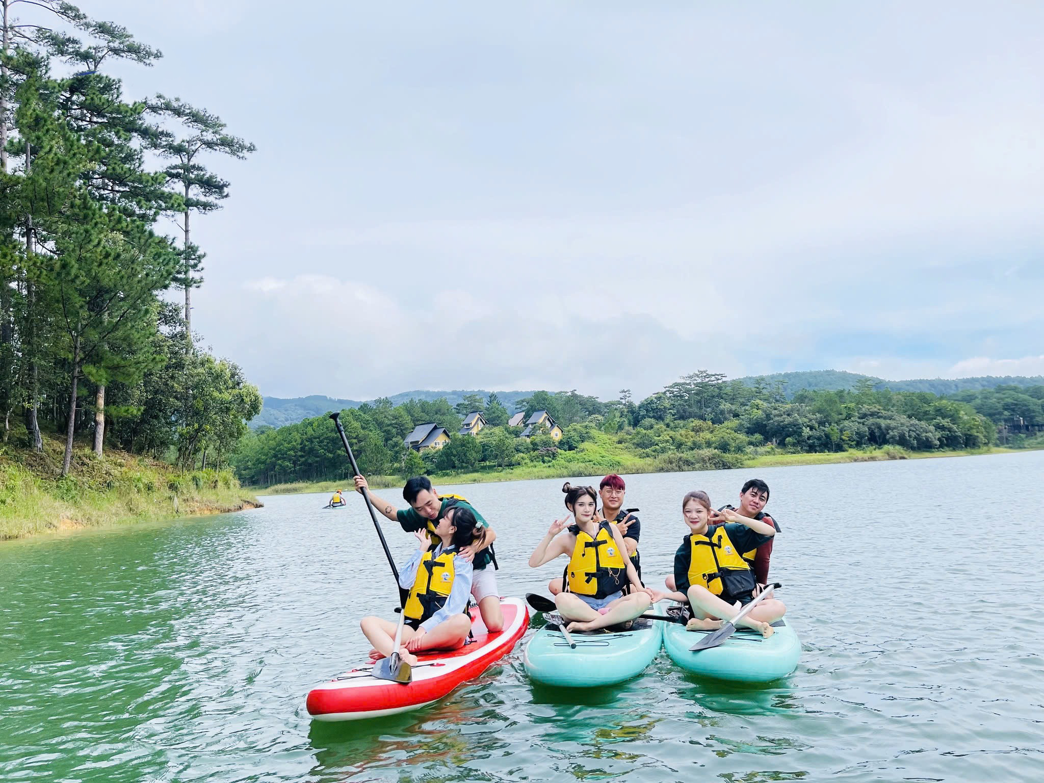 chèo sup trên hồ tuyền lâm