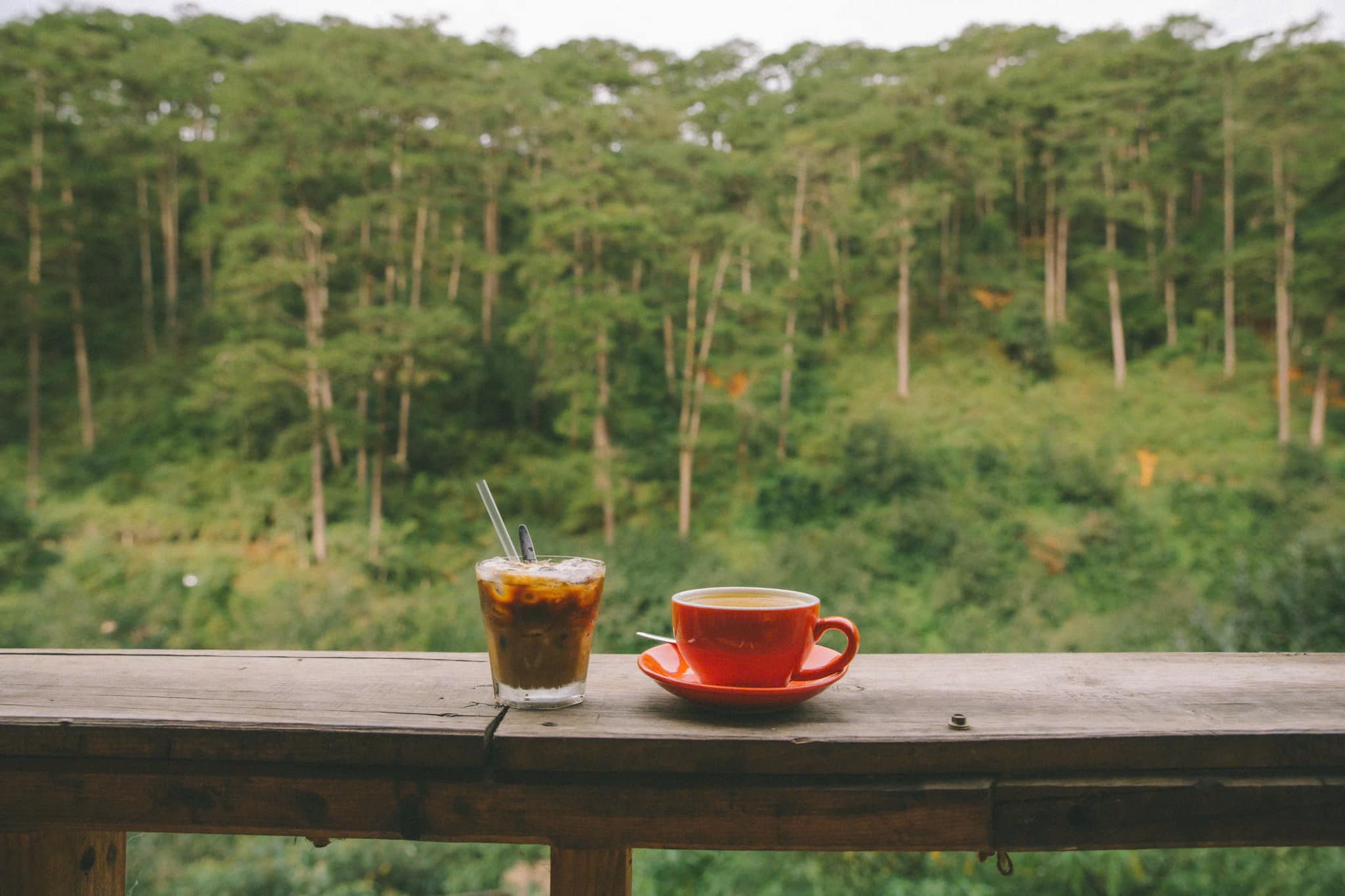 không gian của lưng chừng cafe