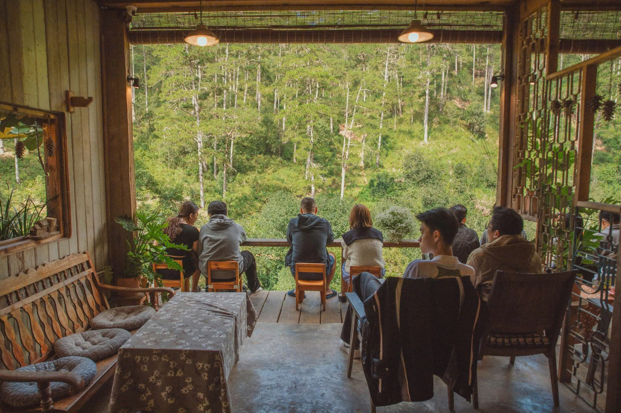 không gian lưng chừng cafe 